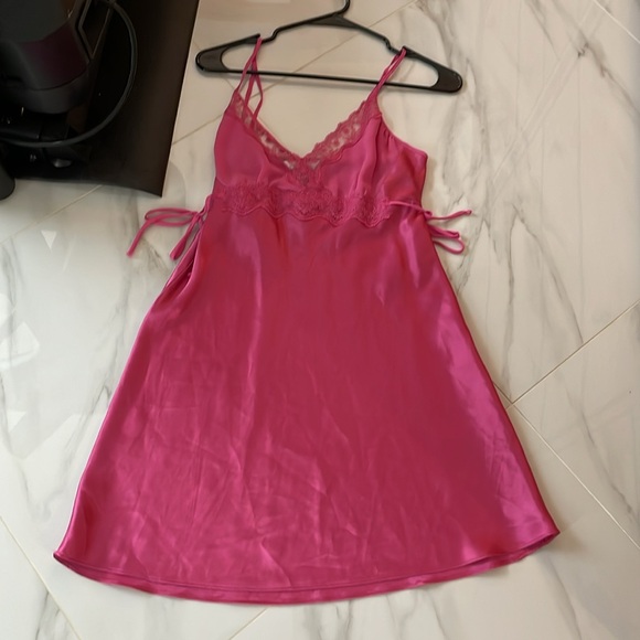 Pretty blush colored satin robe with matching slip - Picture 2 of 6